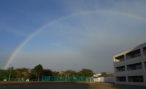 ある日の朝　校舎にかかる虹.jpg